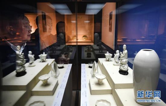 4月29日，觀眾在“萬(wàn)歷時(shí)代海貿(mào)傳奇”文物展上參觀。當(dāng)日，“牽星過(guò)?！f(wàn)歷時(shí)代的海貿(mào)傳奇”展覽在沈陽(yáng)遼寧省博物館開(kāi)展。500余件來(lái)自明朝萬(wàn)歷時(shí)期兩艘沉船——“南澳1號(hào)”和“萬(wàn)歷號(hào)”的珍貴文物向觀眾展示海上絲綢之路的風(fēng)貌。展覽將持續(xù)到7月。新華社記者 姚劍鋒