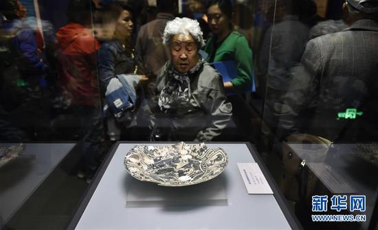 4月29日，觀眾在“萬(wàn)歷時(shí)代海貿(mào)傳奇”文物展上參觀。當(dāng)日，“牽星過(guò)?！f(wàn)歷時(shí)代的海貿(mào)傳奇”展覽在沈陽(yáng)遼寧省博物館開(kāi)展。500余件來(lái)自明朝萬(wàn)歷時(shí)期兩艘沉船——“南澳1號(hào)”和“萬(wàn)歷號(hào)”的珍貴文物向觀眾展示海上絲綢之路的風(fēng)貌。展覽將持續(xù)到7月。新華社記者 姚劍鋒
