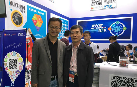    買(mǎi)化塑CEO郭喜鴻(左)陪同廣東省塑料工業(yè)協(xié)會(huì)會(huì)長(zhǎng)符岸先生觀摩買(mǎi)團(tuán)(右)