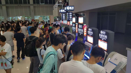 暢充手機(jī)免費(fèi)充電站高調(diào)亮相ChinaJoy 用戶爭相體驗(yàn)場面火爆(圖2) 暢充手機(jī)免費(fèi)充電站高調(diào)亮相ChinaJoy 用戶爭相體驗(yàn)場面火爆(圖2)